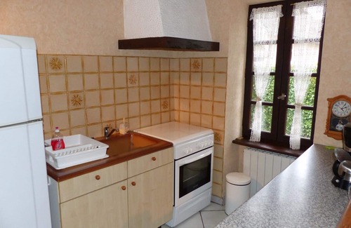 Bransat Cottage | Detached house with garden and fireplace