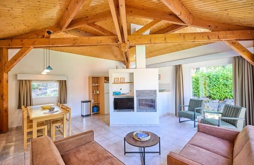 Quillan Villa | Detached villa, 2 bathrooms + air conditioning, sleeps 7