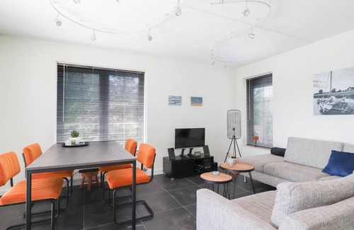 Makkum Cabin | Detached villa with a patio and jetty next to open waters
