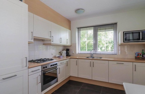 Makkum Cabin | Detached villa with a patio and jetty next to open waters