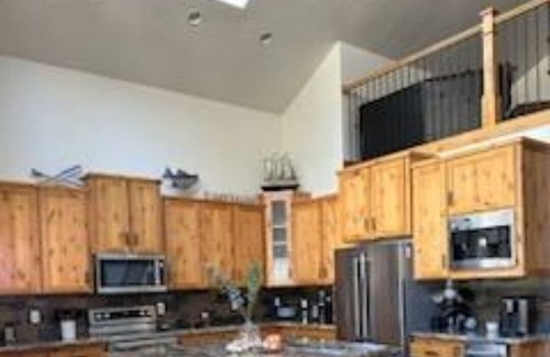 Detroit House | Detroit Lake, OR Vacation Home. 2 blocks to the lakefront!