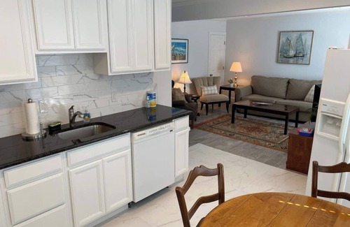 Wayne Apartment | Devon - Horse Show, History, Walk to Shops, Café's