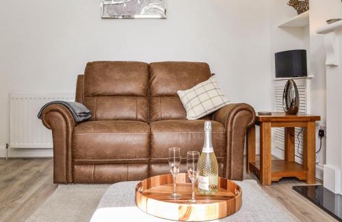Montrose House | Dezzy's
