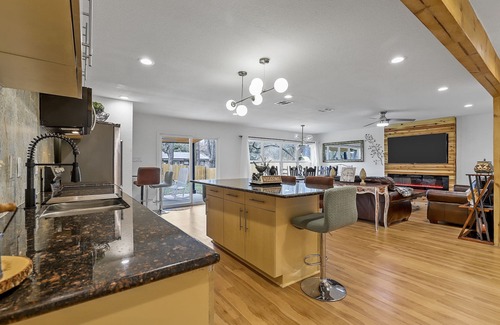 Azle House | DFW Modern Farmhouse Getaway Retreat Near Stockyards, Weddings and Lake