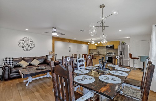 Azle House | DFW Modern Farmhouse Getaway Retreat Near Stockyards, Weddings and Lake