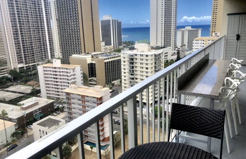 Waikiki Condo | Diamond Head Penthouse 2bed/2bath Kitchen & Parking in heart of Waikiki.