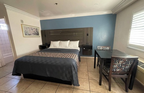 North Hills East Hotel | Diamond INN