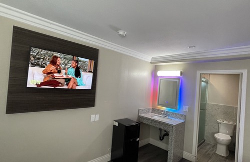 North Hills East Hotel | Diamond INN