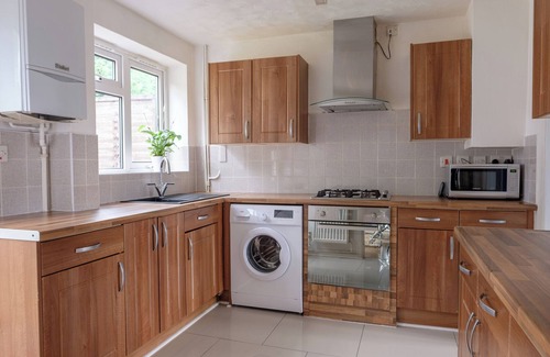 Crawley House | Dickens House- Beautiful 3BR Close 15min from Gatwick