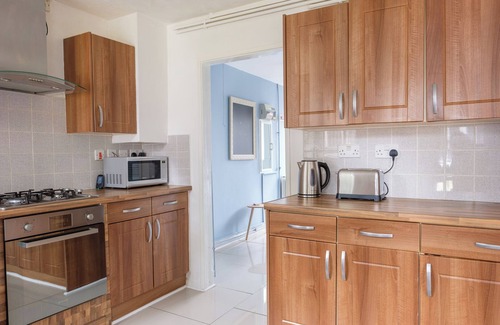 Crawley House | Dickens House- Beautiful 3BR Close 15min from Gatwick