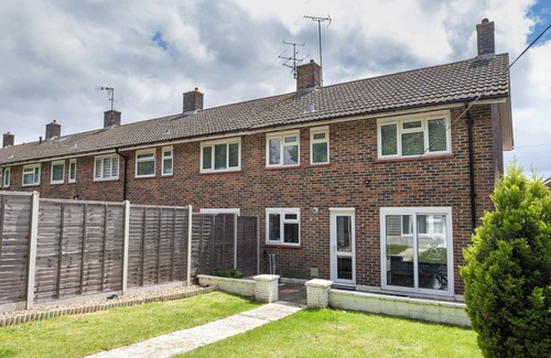 Crawley House | Dickens House- Beautiful 3BR Close 15min from Gatwick