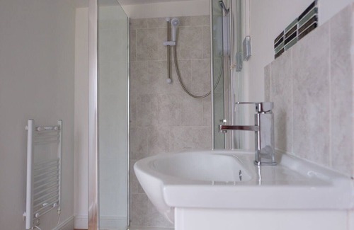 Crawley Cabin | Dickens suite close 15min from Gatwick