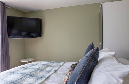 Crawley Cabin | Dickens suite close 15min from Gatwick