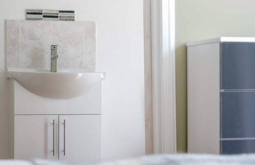 Crawley Cabin | Dickens suite close 15min from Gatwick