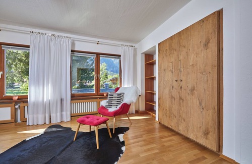 Garmisch-Partenkirchen House | DIE LANDHAUSVILLA a multi-generational house with 480 square meters of living space and a large garden