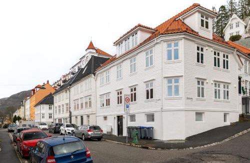 Bergenhus Apartment | Dinbnb Apartments I 600m to Bryggen & 100m to the Mountain Hikes