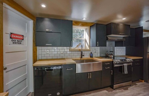 Washougal House | Dinosaur-Themed Retreat | Unique Family Adventure