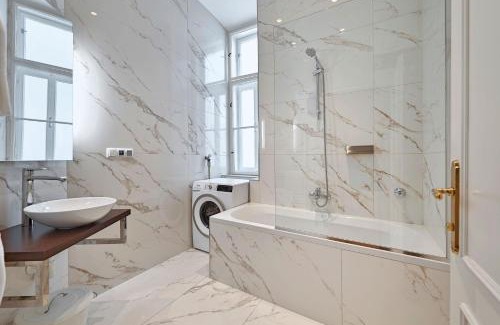 Wahring Apartment | Diplomatic district apartment, 6 stops to center