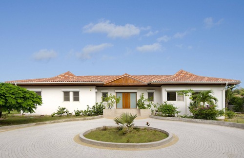 Upper Prince's Quarter Villa | Direct Beachfront 6 BDR/en-suite/maid included. Excellent service. Rare gem (H)