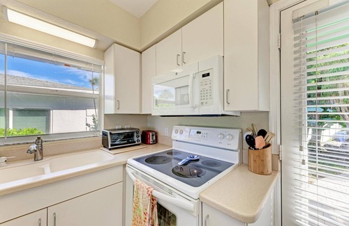 Nokomis Cottage | Direct Beachfront Cottage-Casey Key/Nokomis Beach-2 bedrooms