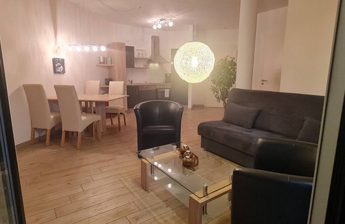 Mitte-Sud Apartment | Direct view of the New Harbor, the marina and the Kaiser Harbor