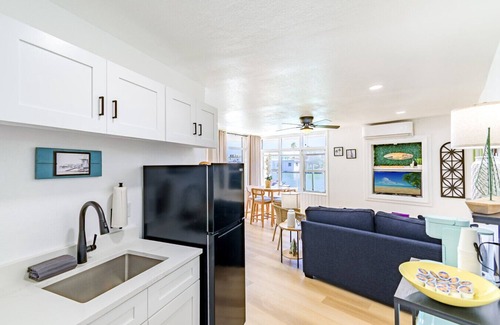 Bay Esplanade Apartment | Direct Waterfront "The Lily Pad" Walk to Beach