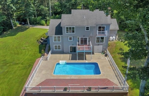 Jewett City Apartment | Direct Waterfront lakehouse apt w pool,kayaks,dock.By casinos,Mystic