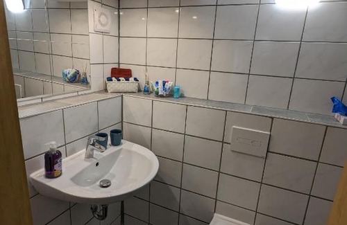 Spich House | Direkt an der S-Bahn gelegenes Gemütliches Souterrain Apartment mit privatem Zugang
