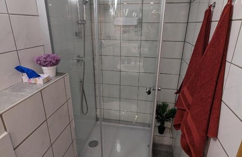 Spich House | Direkt an der S-Bahn gelegenes Gemütliches Souterrain Apartment mit privatem Zugang