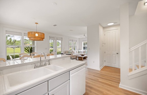 Laurel Grove House | DISCOUNTED!-LAKE FRONT~Golf Cart*~ FREE Activities, Pool, Hot tub, Gym, WiFi
