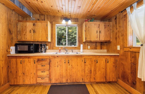 Terra Alta Cabin | Discounted Rates/The Bears Den/Quiet & Secluded/Hot Tub Over Looking the Pond