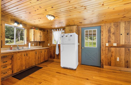 Terra Alta Cabin | Discounted Rates/The Bears Den/Quiet & Secluded/Hot Tub Over Looking the Pond