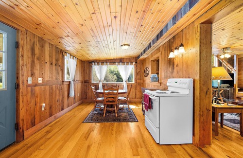 Terra Alta Cabin | Discounted Rates/The Bears Den/Quiet & Secluded/Hot Tub Over Looking the Pond