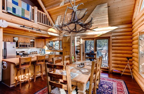 Valley of the Sun Cabin | Discounts! Luxury Log Cabin, Pet Friendly w/Hot Tub, Game Room, Steam Shower - The Claim
