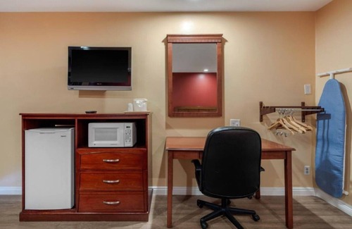 Harbor House | Discover an affordable stay near sporting venues and beaches!
