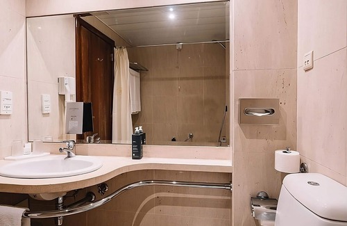 Sao Sebastiao da Pedreira House | Discover Lisbon's Charm! Two Spacious 1BR Apartment, Full Kitchen and City View!