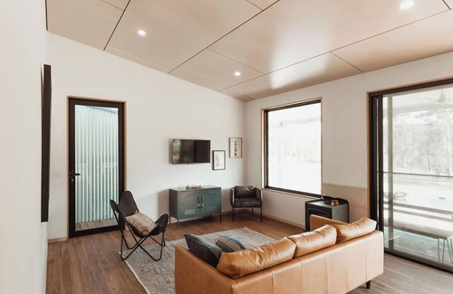 Dartmouth House | Discover Modern Cosy Bliss: Your Dream Holiday Home Near Dartmouth Dam, Victoria