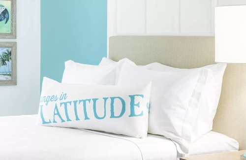 I-435 West KC-KS Hotel | Discover Relaxation in This Tropically-Inspired Room with Pool Near Attractions