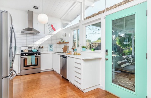 Concord House | Discover serene luxury in our modern Eichler retreat.