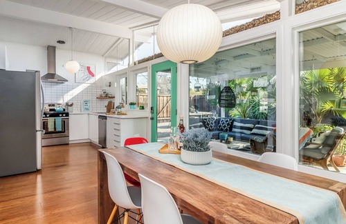 Concord House | Discover serene luxury in our modern Eichler retreat.