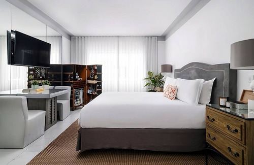 City Center Resort | Discover the Charm of Miami Beach! Oceanfront Property with Direct Beach Access!