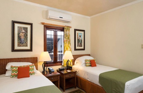 Maynards House | Discover West Coast of Barbados! 3 Relaxing Units Near Cove Bay! Parking!