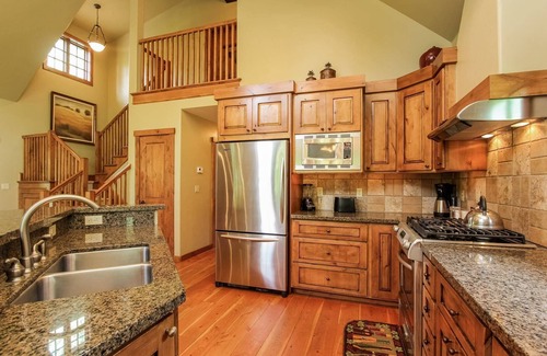 Donnelly House | Discovery Chalet - Tamarack Ski Resort - Luxury - 3Br - 3Ba - Sleeps 8 - Hot tub