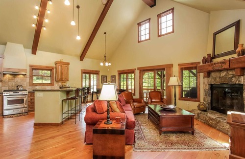 Donnelly House | Discovery Chalet - Tamarack Ski Resort - Luxury - 3Br - 3Ba - Sleeps 8 - Hot tub