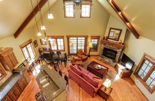 Donnelly House | Discovery Chalet - Tamarack Ski Resort - Luxury - 3Br - 3Ba - Sleeps 8 - Hot tub