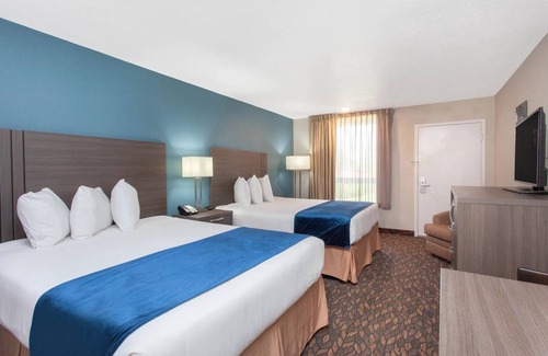 Florida Center Hotel | Disney Group Getaway! 2 Comfy Units, Close to Universal! Pool, Breakfast.