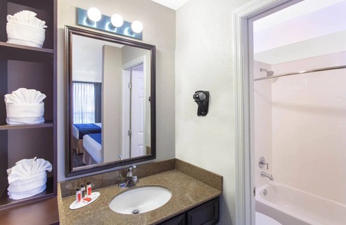 Florida Center Hotel | Disney Group Getaway! 2 Comfy Units, Close to Universal! Pool, Breakfast.