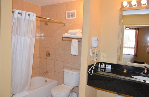 Florida Center Hotel | Disney Group Getaway! 2 Comfy Units, Close to Universal! Pool, Breakfast.
