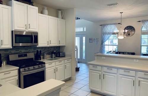 West Kissimmee House | Disney mins Luxury 7 BRM Villa Prvt Pool Spa Cinema & Lake in Gated Formosa Gdns