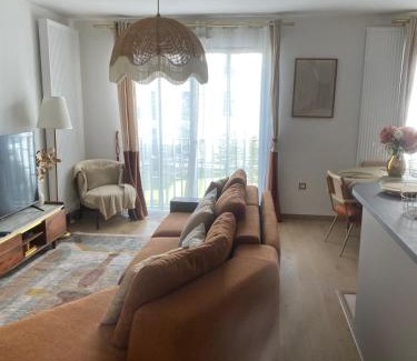 Chessy Apartment | Disney T3 LUXE neuf 6P 2 ch 2 salle de bain parking privé en sous sol lit bébé C105